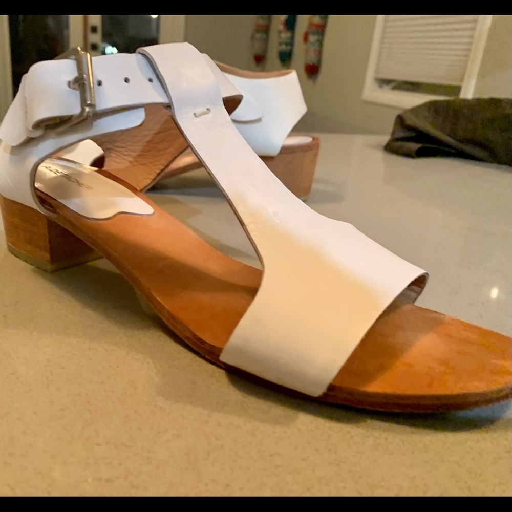 A détacher white sandals